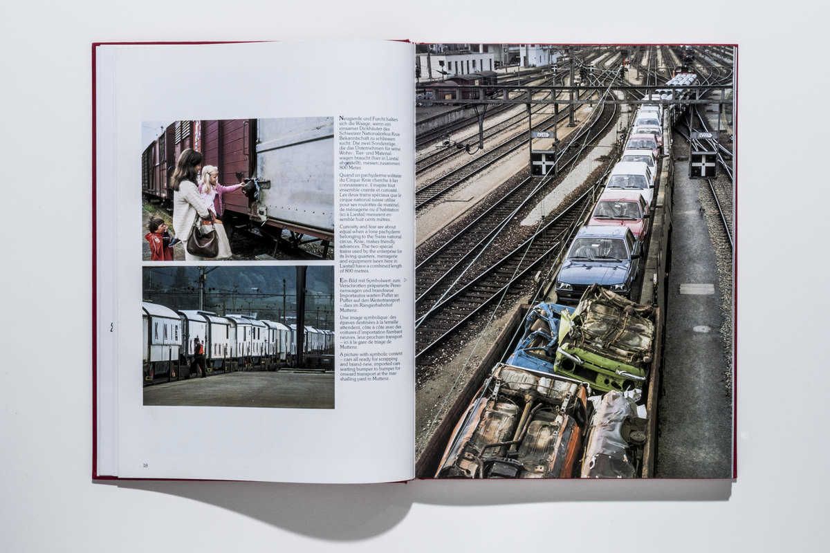 Der Zirkus-Knie-Zug hält in Sissach (l), Neuwagen und zum Verschrotten bereite Autos auf einem Güterzug (r)