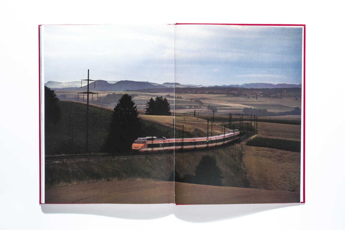 Ein TGV der SNCF Staatsbahnen, unterwegs im Aufstieg nach Valorbe. Der TGV ist das Symbol für das neue Eisenbahnzeitalter, das mit ihm in den achtziger Jahren begann.