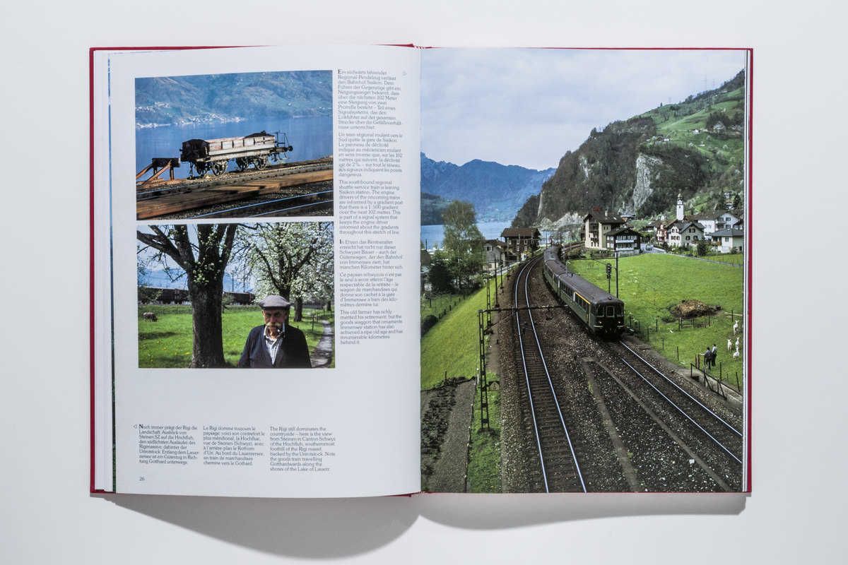 Güterwagen auf dem Bahnhof Immensee und Rentner in Steinen SZ, Südwärts fahrender Pendelzug in Sisikon am Urnersee