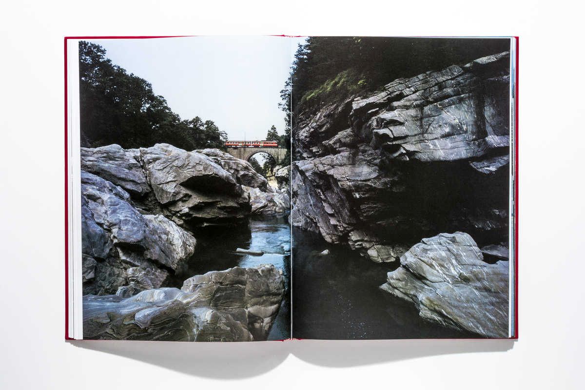 Die Centovallibahn auf der Brücke über die Maggia bei Pontebrolla