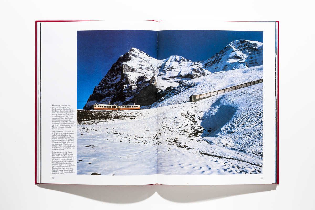 Unterwegs oberhalb der Kleinen Scheidegg: ein Pendelzug der Jungfraubahn, dahinter die Eigernordwand (l) und die Jungfrau.